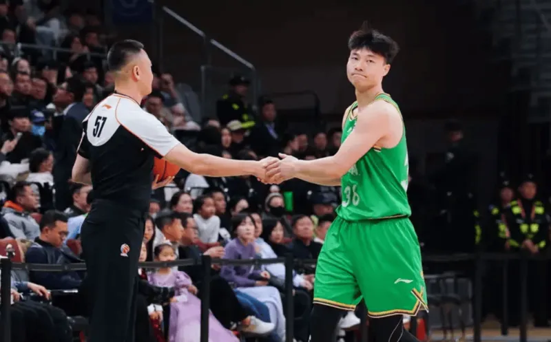 星空体育平台-鄢手骐全场6投5中、三分3中3砍下15分2篮板3助攻2抢断